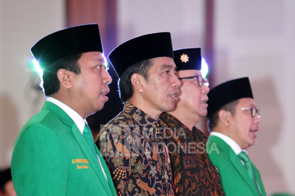 Presiden Jokowi (kedua dari kiri) bersama Ketua Umum Partai Persatuan Pembangunan (PPP) Rohmamurmuziy (kiri), Menteri Agama Lukman Hakim Saifuddin (kanan) dan Menteri Dalam Negeri Tjahjo Kumolo menyanyikan lagu Indonesia Raya pada Munas Alim Ulama dan Rapimnas I PPP di Asrama Haji Pondok Gede, Jakarta, Minggu (13/11/2016)