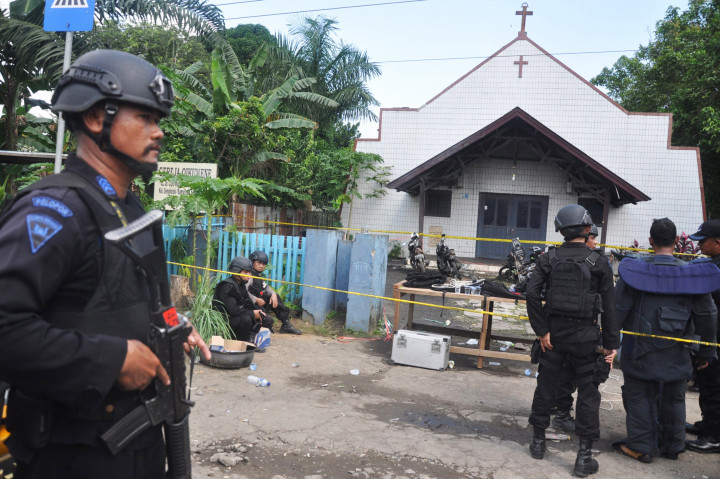 Personel Brimob Polda Kaltim mengamankan lokasi ledakan bom di Gereja Oikumene Kecamatan Loa Janan Ilir, Samarinda, Kalimantan Timur, Minggu (13/11/2016)