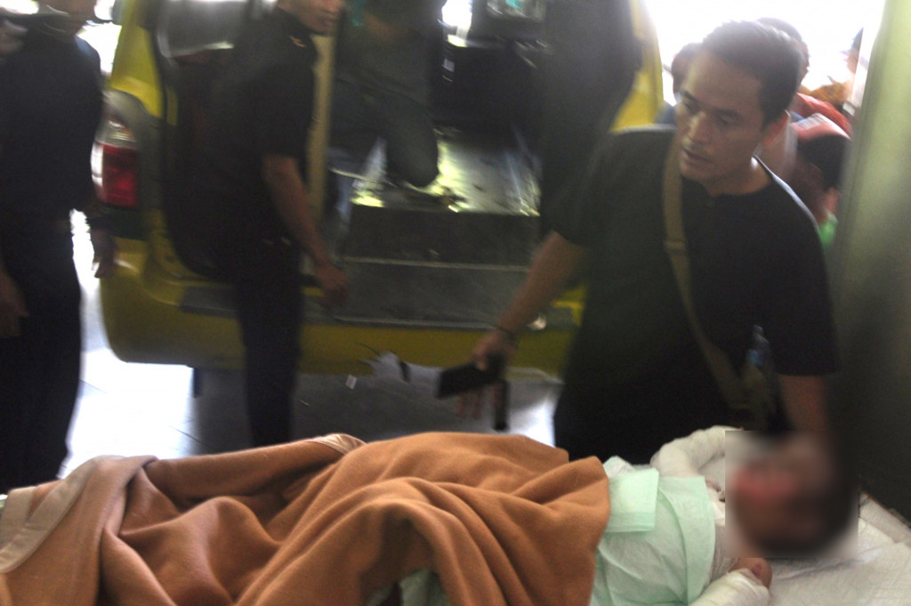 Salah seorang balita korban bernama Intan Marbon (2,5 tahun) yang menderita luka paling parah dibawa ambulans untuk dirujuk Rumah Sakit AW Sjahranie Samarinda, Kalimantan Timur, Minggu (13/11/2016)
