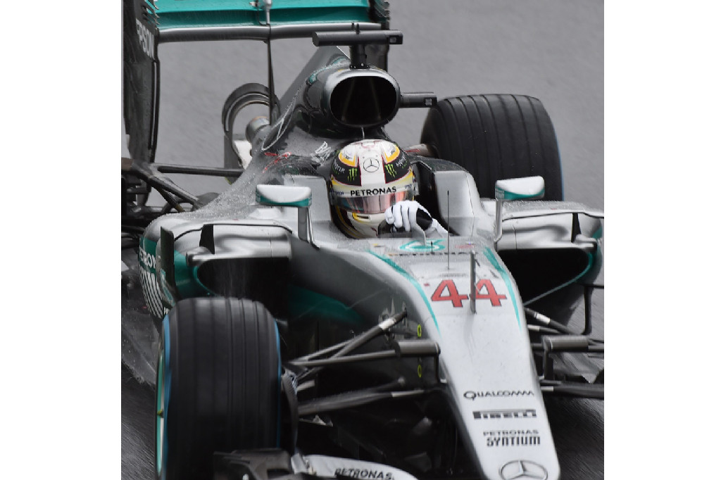 Hamilton menjadi yang tercepat dengan catatan waktu 3 jam 1 menit 1,335 detik