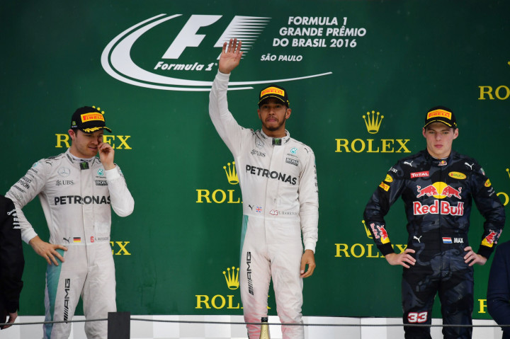 Hamilton (tengah) berhasil mengungguli rekan satu timnya Rosberg (kiri) yang harus puas menempati posisi kedua, disusul Verstappen di posisi ketiga