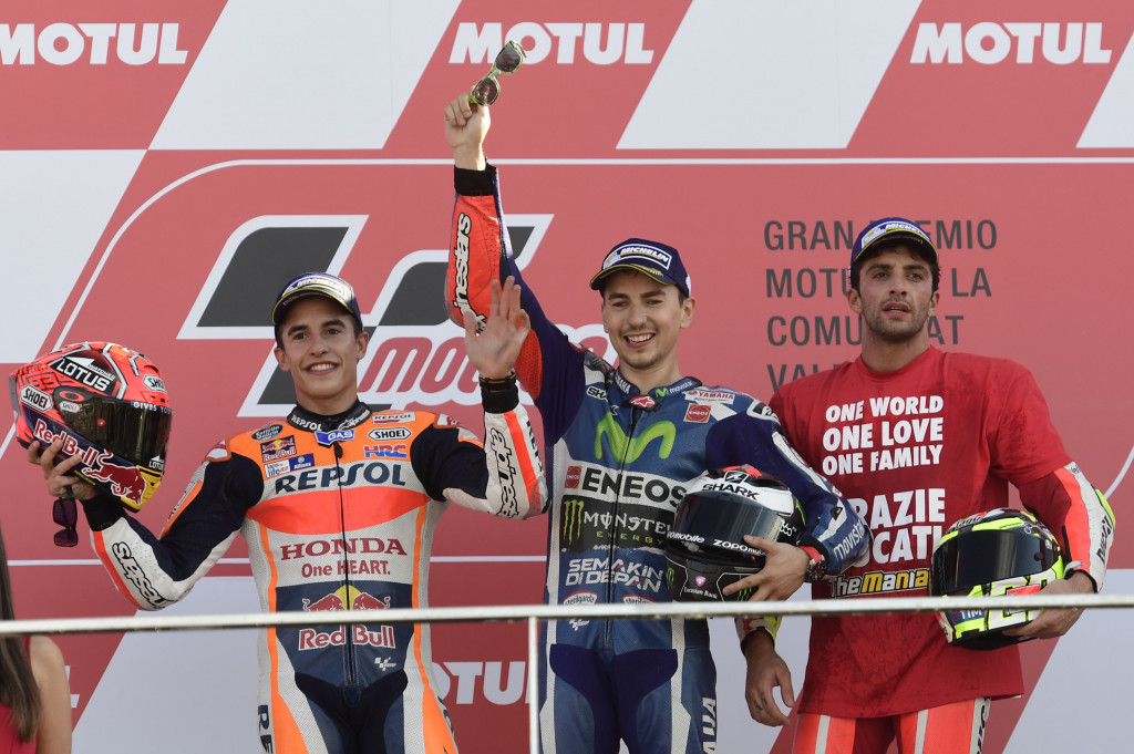Jorge Lorenzo (tengah) menang di GP Valencia usai mengalahkan Marc Marquez (kiri), disusul Andrea Iannone di posisi ketiga