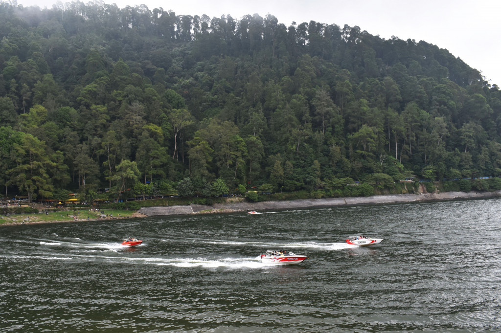 Wisatawan menaiki speedboat mengelilingi Telaga Sarangan, Magetan, Jawa Timur, Minggu (13/11/2016)