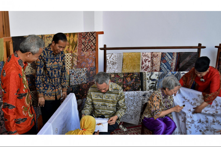 Presiden Jokowi (kedua kiri) menyaksikan Perdana Menteri Singapura Lee Hsien Loong (ketiga kiri) yang mencoba untuk membatik, usai melakukan pertemuan bilateral di Semarang, Jawa Tengah, Senin (14/11/2016)