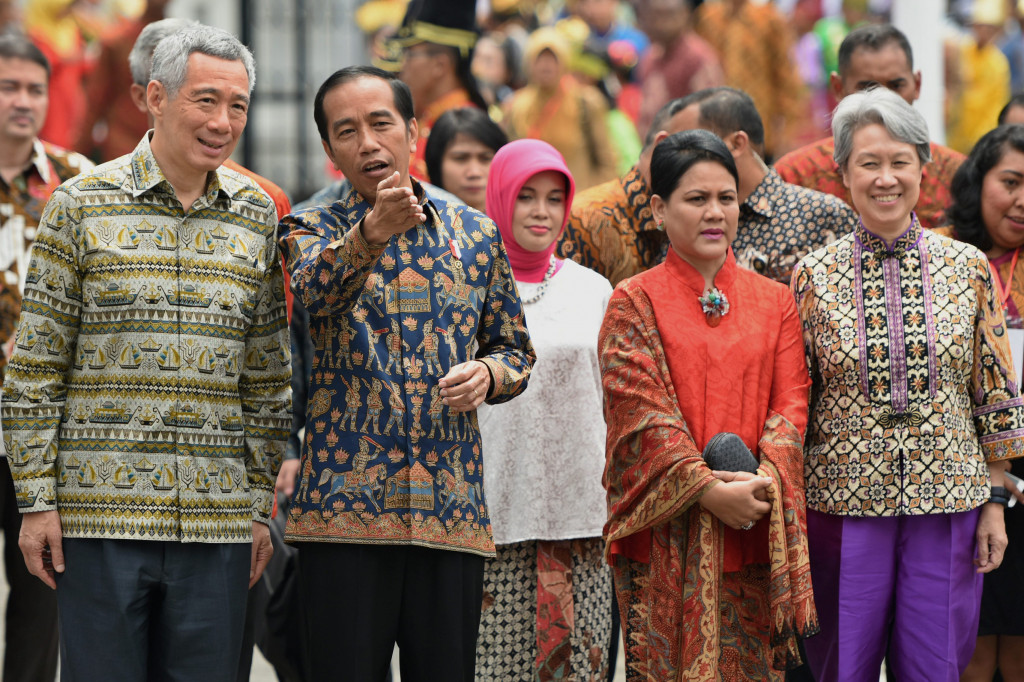Presiden Jokowi (kedua kiri) berbincang dengan Perdana Menteri Singapura Lee Hsien Loong (kiri) pada pertemuan bilateral di Semarang, Jawa Tengah, Senin (14/11/2016)