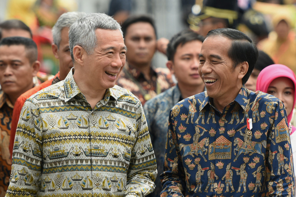 Presiden Jokowi (kanan) berbincang dengan Perdana Menteri Singapura Lee Hsien Loong (kiri) pada pertemuan bilateral di Semarang, Jawa Tengah, Senin (14/11/2016)
