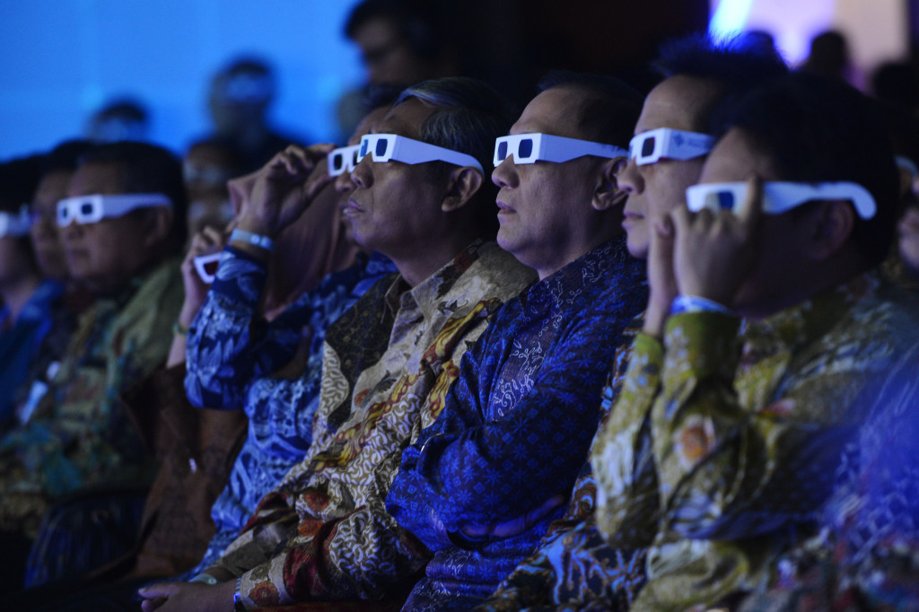 Gubernur BI Agus Martowardojo (ketiga kanan) bersama Kepala Bekraf Triawan Munaf (kedua kanan), Wamenkeu Mardiasmo (keempat kanan) beserta perwakilan kementerian terkait dan pelaku usaha keuangan digital mengenakan kacamata 3D dalam acara peresmian BI Fintech Office di Jakarta, Senin (14/11/2016)