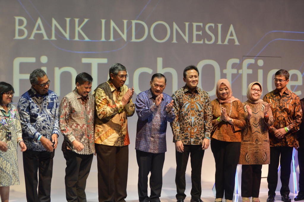 Gubernur BI Agus Martowardojo (tengah) bersama Kepala Bekraf Triawan Munaf (keempat kanan), Wamenkeu Mardiasmo (keempat kiri) beserta perwakilan kementerian terkait dan pelaku usaha keuangan digital bertepuk tangan usai meresmikan BI Fintech Office di Jakarta, Senin (14/11/2016)
