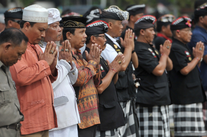 Sejumlah tokoh agama memberi penghormatan saat apel kebhinnekaan di Denpasar, Bali, Selasa (15/11/2016)
