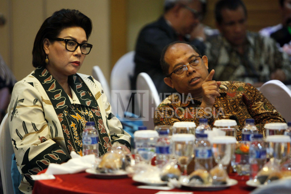 Wakil Ketua KPK Basaria Panjaitan (kiri) berbincang dengan Deputi Informasi dan Data KPK Hary Budiarto ketika acara diskusi pengembangan aplikasi JAGA di Gedung KPK, Jakarta, Selasa (15/11/2016)
