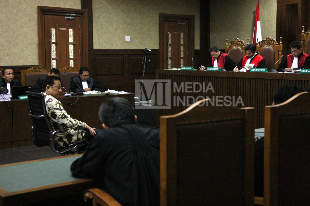 Mantan Ketua DPD Irman Gusman hadir dalam sidang lanjutan dugaan suap terkait kuota gula impor Bulog di gedung Pengadilan Tipikor, Jakarta Pusat, Selasa (15/11/2016)