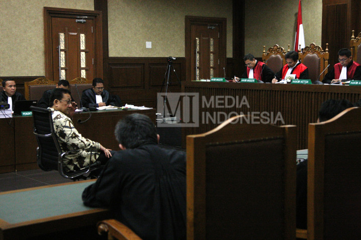 Mantan Ketua DPD Irman Gusman hadir dalam sidang lanjutan dugaan suap terkait kuota gula impor Bulog di gedung Pengadilan Tipikor, Jakarta Pusat, Selasa (15/11/2016)