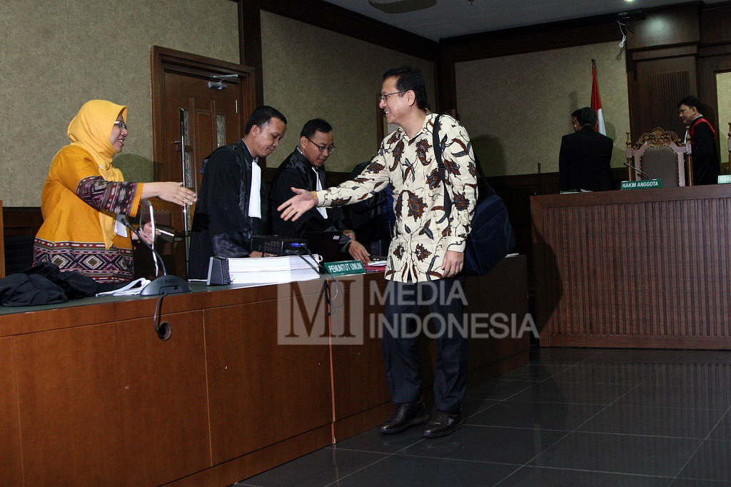 Mantan Ketua DPD Irman Gusman hadir dalam sidang lanjutan dugaan suap terkait kuota gula impor Bulog di gedung Pengadilan Tipikor, Jakarta Pusat, Selasa (15/11/2016)