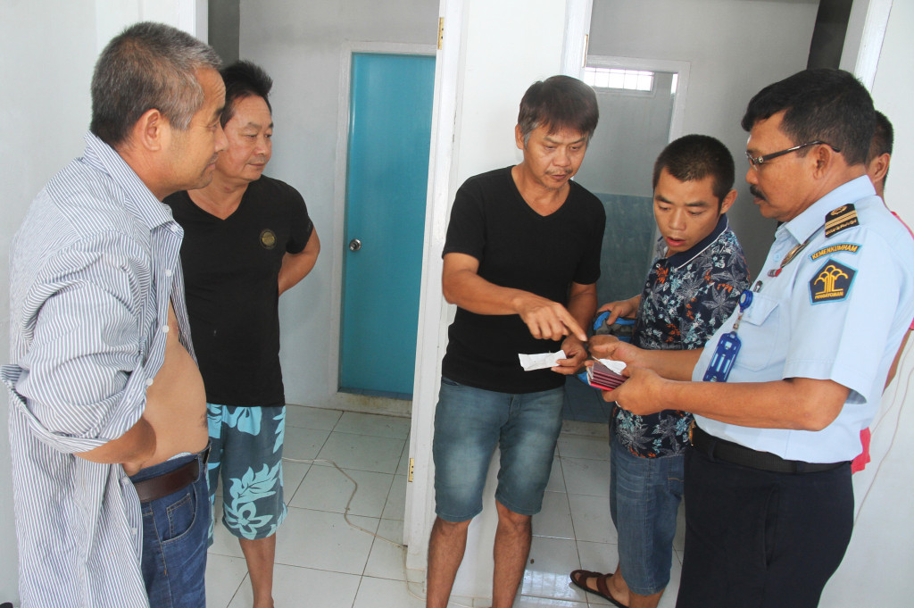 Petugas imigrasi memeriksa paspor milik warga negara asing (WNA) di ruang detensi Kantor Imigrasi Kelas II B Meulaboh, Aceh Barat, Aceh, Selasa (15/11/2016).