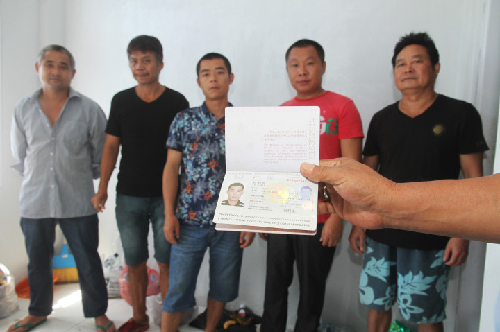 Petugas imigrasi menunjukkan paspor milik salah seorang warga negara asing (WNA) di ruang detensi Kantor Imigrasi Kelas II B Meulaboh, Aceh Barat, Aceh, Selasa (15/11/2016).