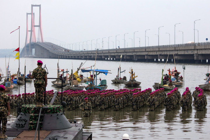 HUT ke-71, Marinir Gelar 'Upacara Air' di Bawah Jembatan Suramadu