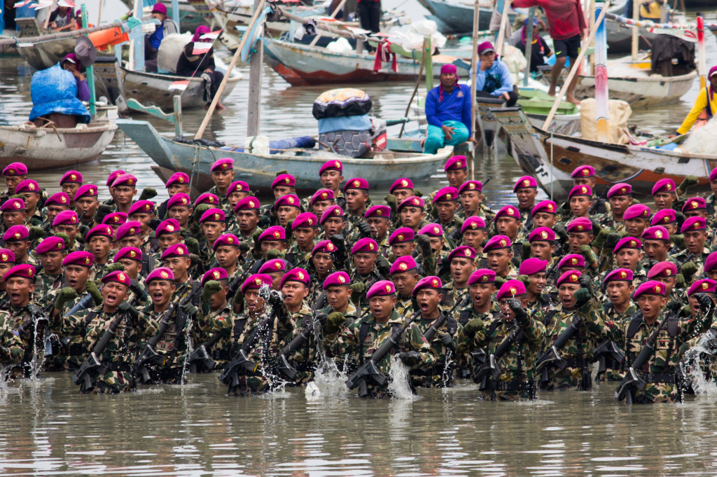 HUT ke-71, Marinir Gelar 'Upacara Air' di Bawah Jembatan Suramadu