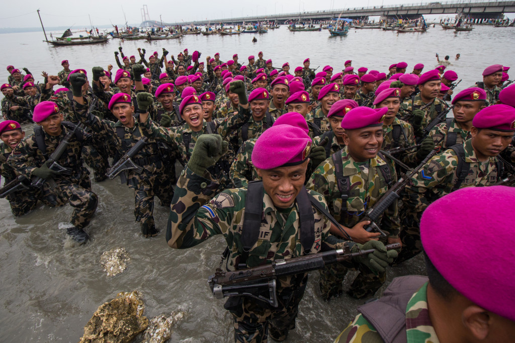 HUT ke-71, Marinir Gelar 'Upacara Air' di Bawah Jembatan Suramadu