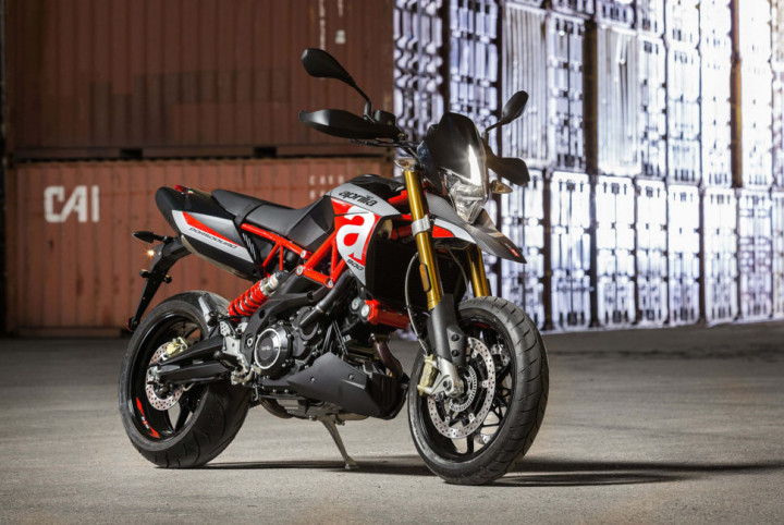 Aprilia menampilkan Dorsoduro. Mesin berkekuatan 95,2 daya kuda yang digendong supermoto ini dipasok oleh Ducati. Namun desain dan sistem elektronik dari Aprilia yang membuat pengendaliannya nyaman.