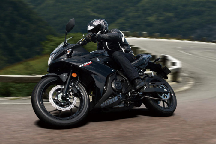 Suzuki GZX-250R merupakan opsi menarik bagi Anda yang ingin mulai serius ngebut di lintasan sirkuit. Versi mini superbike GSX-1000R ini dibuat untuk bersaing dengan Yamaha R3 dan Honda CBR300R.
