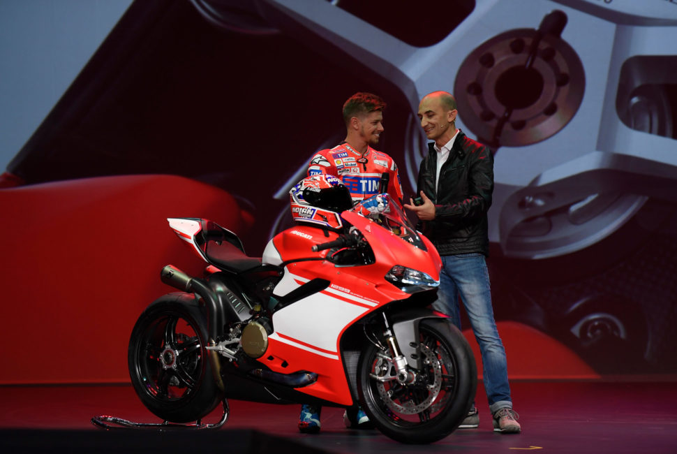 Bobot yang ringan adalah kejutan utama dari Ducati Superleggera 2017. Superbike seharga Rp 1,1 milyar (belum termasuk pajak) ini dibangun dengan kerangka, komponen dan fairingnya terbuat dari serat karbon sepenuhnya.