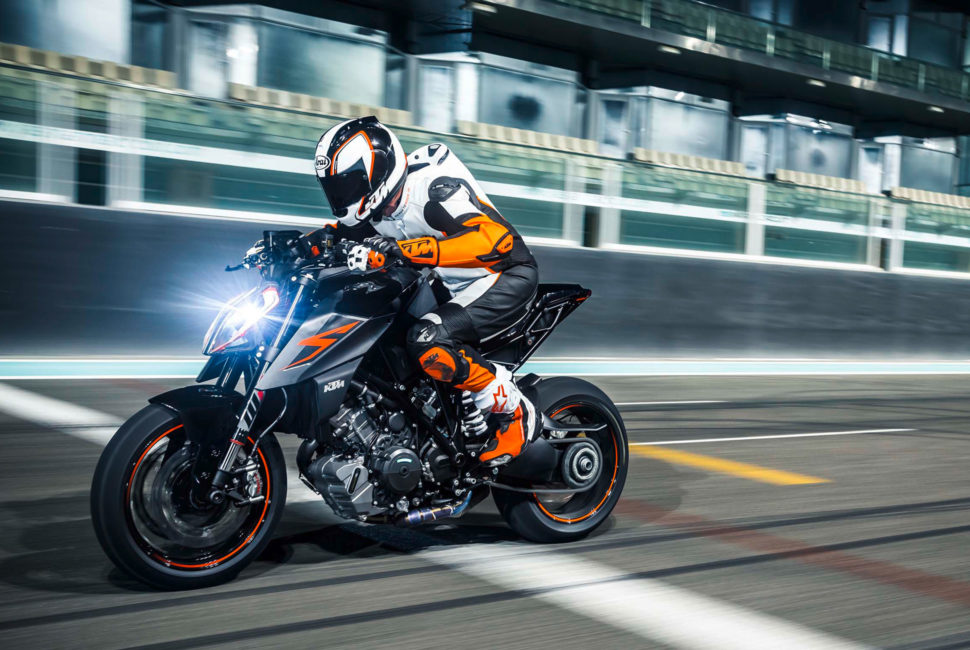 KTM Super Duke R semakin bertenaga dan agresif.  Para insinyur pabrikan berbasis di Austria ini membekalinya dengan mesin LC8 V-Twin 1.301cc dan sistem suspensi adjustable baru untuk menjinakkannya.