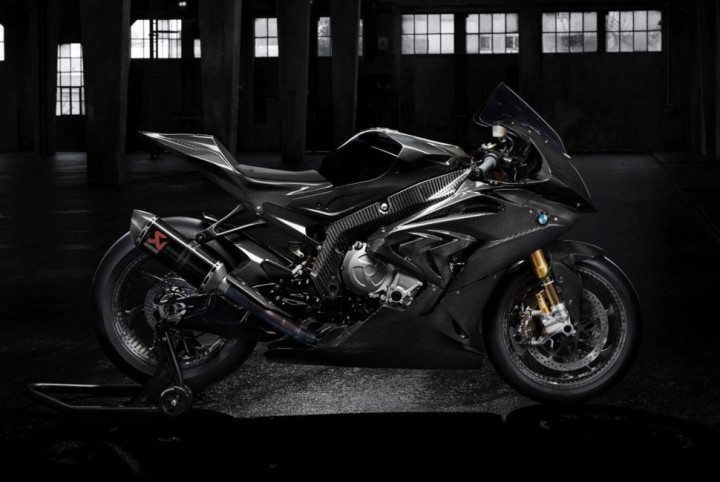 Race HP4 Concept adalah BMW NineT versi full fairing plus serat karbon. Perpaduannya dengan mesin dari S1000RR, Si Hitam berbobot 196kg pesaing kuat Ducati Superleggera yang merupakan superbike teringan dan tercepat.
