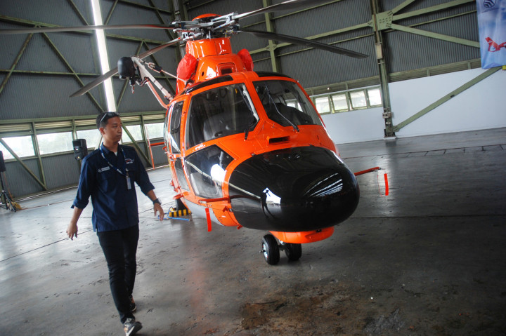 Mekanik berjalan di samping Helikopter SAR Medium Class AS365 N3+ Dauphin di Hanggar Rotary Wing PT DI, di Bandung, Jawa Barat, Selasa (15/11/2016). 