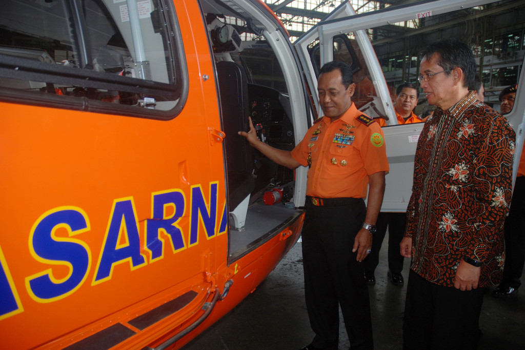 Dirut PT DI Budi Santoso (kanan) bersama Kepala Basarnas Marsdya TNI Bambang Soelistyo (kiri) meninjau Helikopter SAR Medium Class AS365 N3+ Dauphin usai serah terima di Hanggar Rotary Wing PT DI, di Bandung, Jawa Barat, Selasa (15/11/2016).