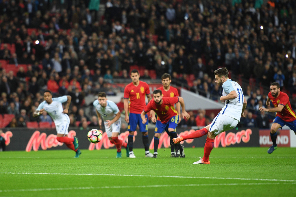 Inggris unggul terlebih dahulu saat pertandingan baru berjalan sembilan menit lewat penalti Adam Lallana (kanan). Penalti diberikan setelah Jamie Vardy dilanggar Pepe Reina. Skor 1-0 bertahan hingga jeda.