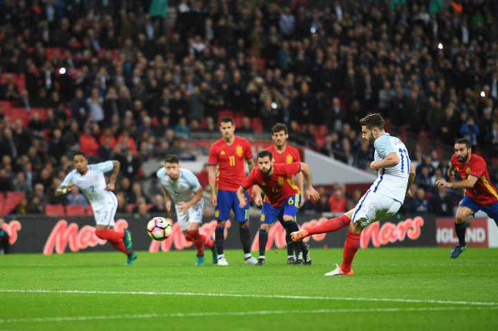Inggris unggul terlebih dahulu saat pertandingan baru berjalan sembilan menit lewat penalti Adam Lallana (kanan). Penalti diberikan setelah Jamie Vardy dilanggar Pepe Reina. Skor 1-0 bertahan hingga jeda.