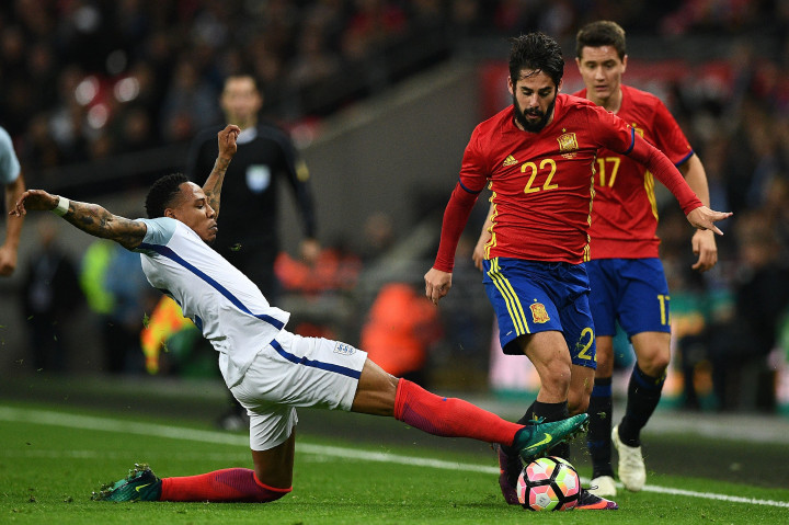 Kemenangan Inggris yang sudah di depan mata dibuyarkan oleh gol Isco (kanan) pada menit ke-96. Skor menjadi Imbang 2-2.