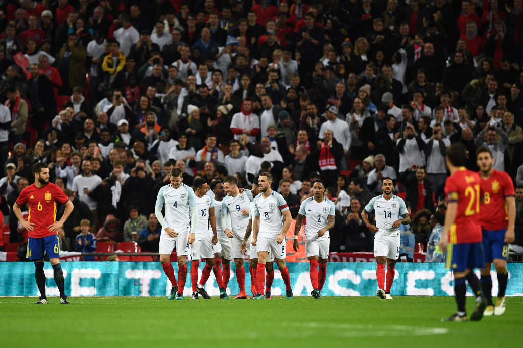 Para pemain Spanyol berjalan meninggalkan lapangan.
