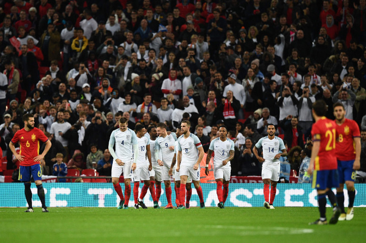 Para pemain Spanyol berjalan meninggalkan lapangan.