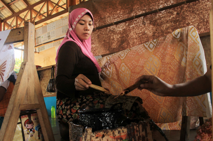 Tengok Batik Pakidulan Bermotif Khas Geopark Ciletuh