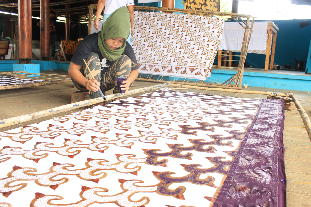 Tengok Batik Pakidulan Bermotif Khas Geopark Ciletuh