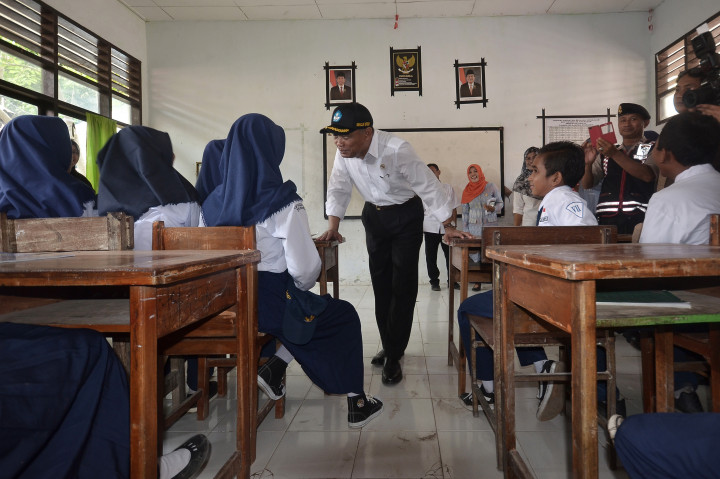 Mendikbud Muhadjir Effendy berinteraksi dengan para siswa saat mengunjungi SMP Negeri 28 Pulau Barrang Lompo, Makassar, Sulawesi Selatan, Rabu (16/11/2016).
