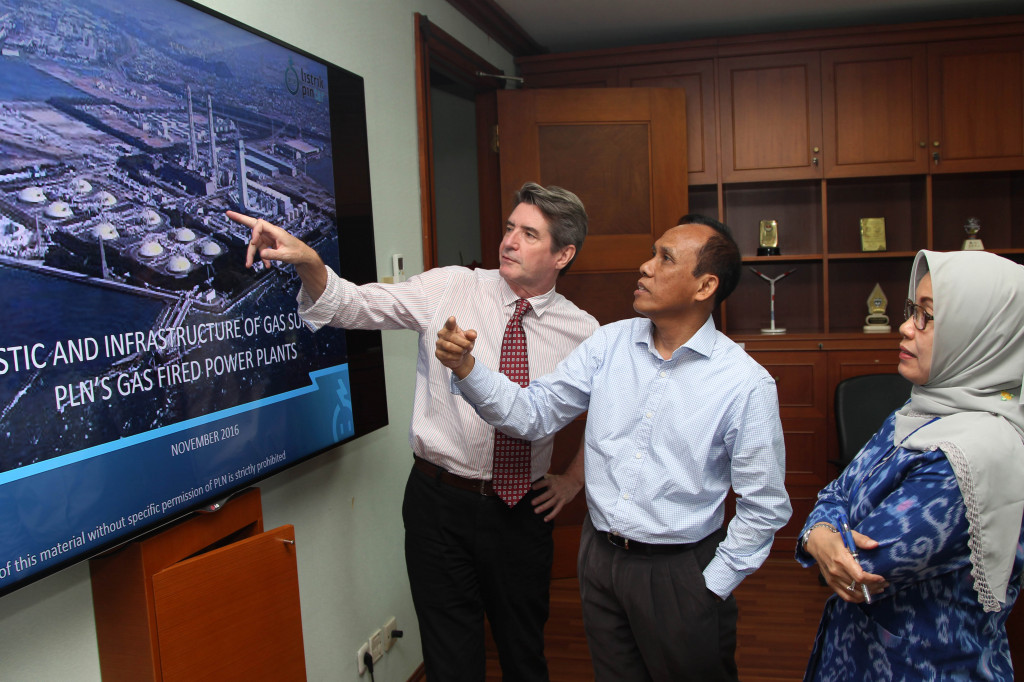 Direktur Pengadaan PLN, Supangkat Iwan Santoso (paling kanan) dan President KBR Asia Pacific, Greg Conlon (paling kiri) menyaksikan penandatanganan dokumen kerjasama oleh Consultant PT KBR Indonesia, Keith Garry dengan Kepala Satuan Gas dan BBM PLN, Chairani Rachmatullah.