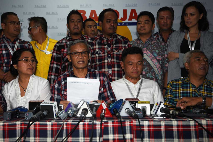 Koordinator tim pemenangan pasangan Calon Gubernur DKI Jakarta Basuki Tjahaja Purnama dan Calon Wakil Gubernur Djarot Saiful Hidayat, Aria Bima (kedua kiri depan) didampingi perwakilan partai politik pendukung dan tim sukses memberikan keterangan pers mengenai hasil rapat konsolidasi pemenangan di Jakarta, Rabu