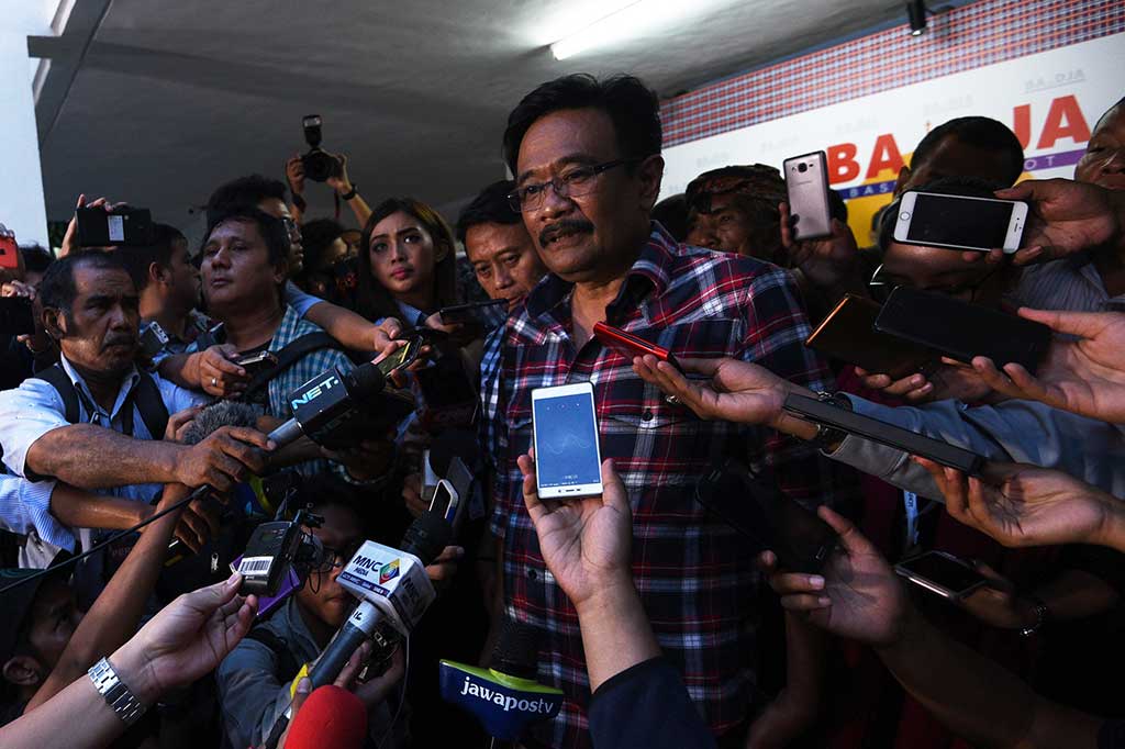 Calon wakil gubernur DKI Jakarta Djarot Saiful Hidayat memberikan keterangan pers seusai mengikuti rapat konsolidasi pemenangan dengan tim sukses dan perwakilan partai politik pengusung.