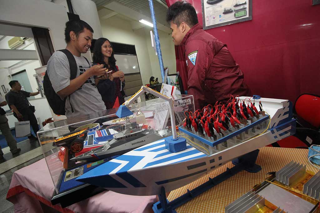 Pengunjung menyaksikan karya buatan mahasiswa Teknik Sistem Perkapalan ITS saat ITS Expo 2016 di Surabaya, Jawa Timur, Rabu (16/11/2016).