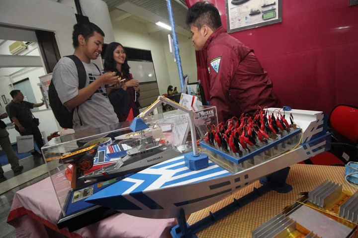 Pengunjung menyaksikan karya buatan mahasiswa Teknik Sistem Perkapalan ITS saat ITS Expo 2016 di Surabaya, Jawa Timur, Rabu (16/11/2016).