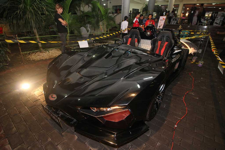 Pengunjung menyaksikan mobil listirk jenis 'supercar' Lowo Ireng karya tim mobil listrik nasional (Molina) ITS di ITS Expo 2016.