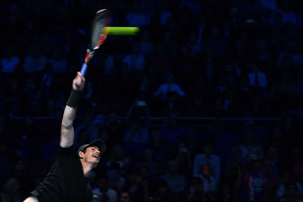 Andy Murray melancarkan servis ke arah Kei Nishikori.