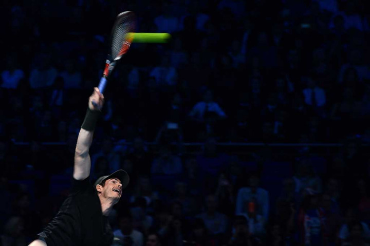 Andy Murray melancarkan servis ke arah Kei Nishikori.