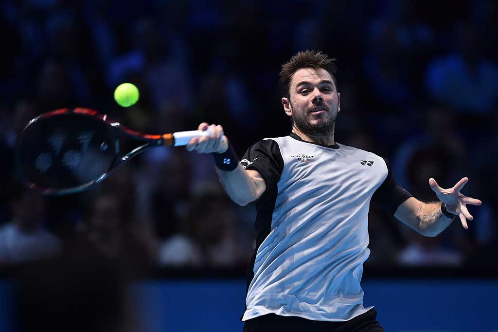 Stanislas Wawrinka melancarkan smes ke arah Marin Cilic pada laga yang digelar di The O2 Arena, Rabu waktu setempat.