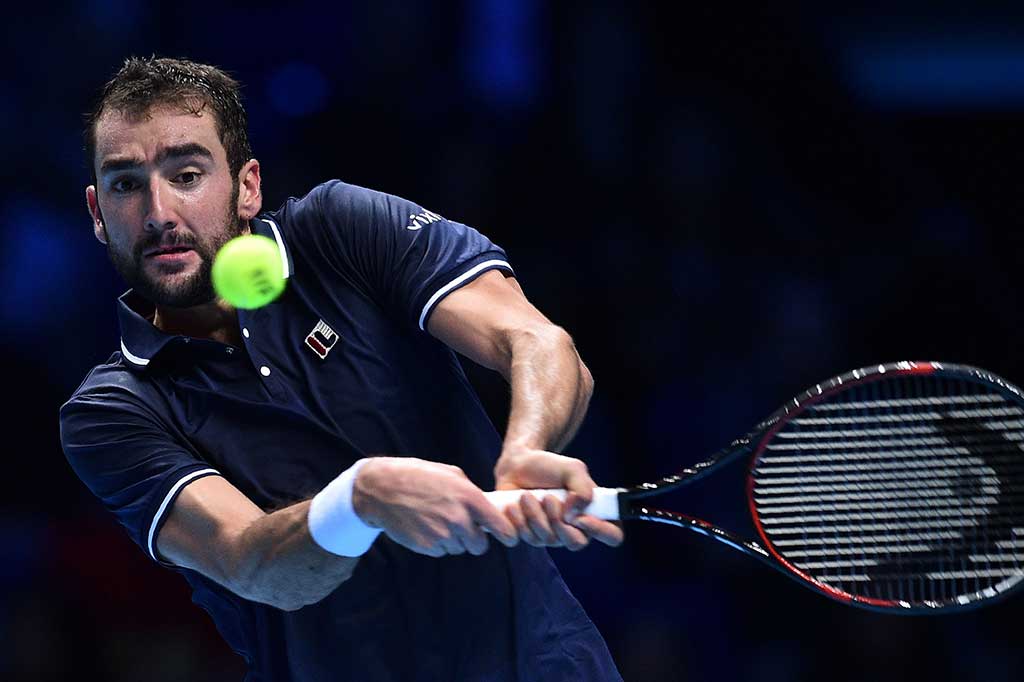 Cilic berusaha mengembalikan bola ke arah Wawrinka.