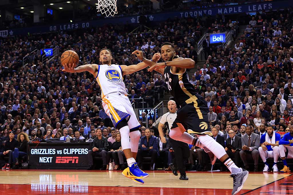 Peraih MVP NBA Stephen Curry menyelesaikan laga dengan sumbangan 35 poin dan tujuh assist.