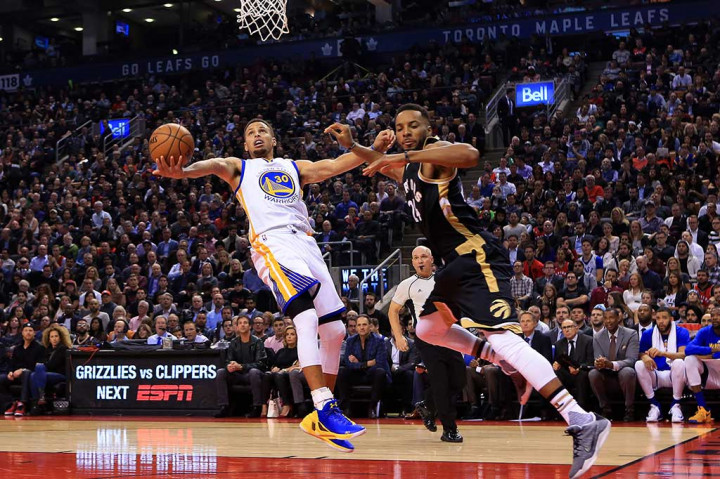 Peraih MVP NBA Stephen Curry menyelesaikan laga dengan sumbangan 35 poin dan tujuh assist.
