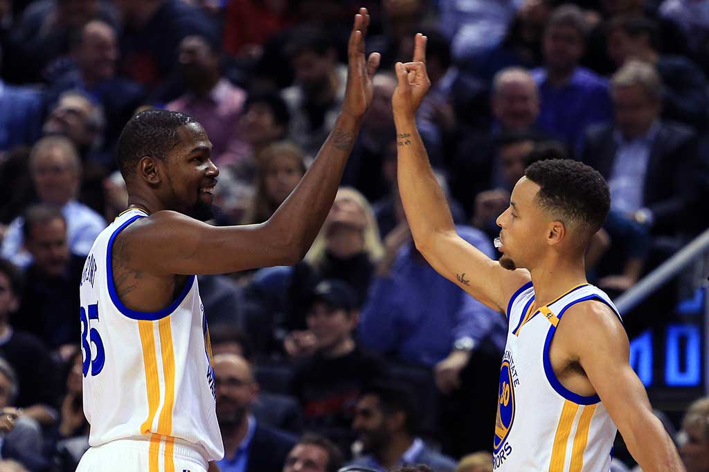 Curry dan Durant meluapkan kegembiraan mereka usai pertandingan.